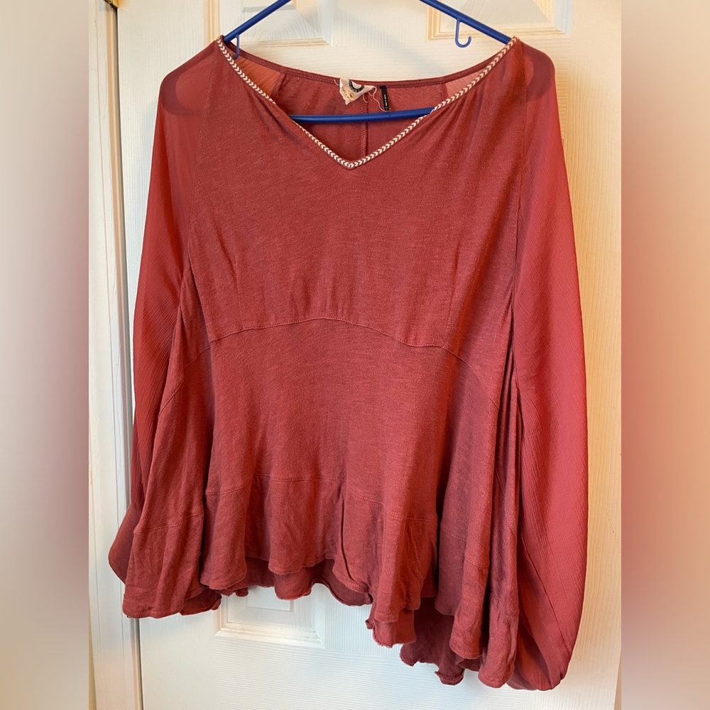 Seinna colored flowing top w bell sleeves.